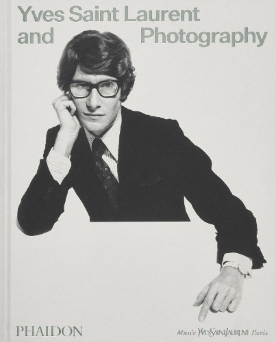 Buchcover und Innenansicht für das Buch: Yves Saint Laurent and Photography