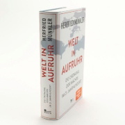Buchcover und Innenansicht für das Buch: Welt in Aufruhr