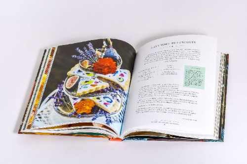 Buchcover und Innenansicht für das Buch: The Official Bridgerton Cookbook
