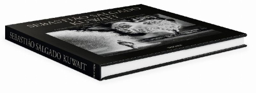 Buchcover und Innenansicht für das Buch: Sebastião Salgado. Kuwait. A Desert on Fire