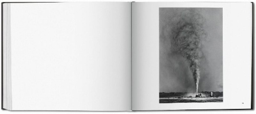 Buchcover und Innenansicht für das Buch: Sebastião Salgado. Kuwait. A Desert on Fire