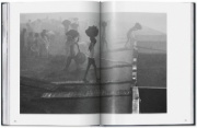 Buchcover und Innenansicht für das Buch: Sebastião Salgado. Arbeiter. Zur Archäologie des Industriezeitalters