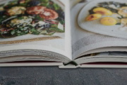 Buchcover und Innenansicht für das Buch: Heimwehküche vegetarisch