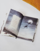 Buchcover und Innenansicht für das Buch: HOW THE KING OF ELFHAME LEARNED TO HATE STORIES