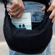 Buchcover und Innenansicht für das Buch: L'amica geniale