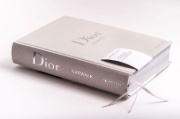 Buchcover und Innenansicht für das Buch: Dior Catwalk. The Complete Collections