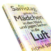 Buchcover und Innenansicht für das Buch: Am Samstag gehen die Mädchen in den Wald und jagen Sachen in die Luft