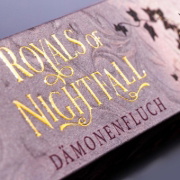 Buchcover und Innenansicht für das Buch: Royals of Nightfall. Dämonenfluch (Royal Shadows 1)