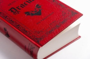 Buchcover und Innenansicht für das Buch: Dracula. Ein Vampirroman