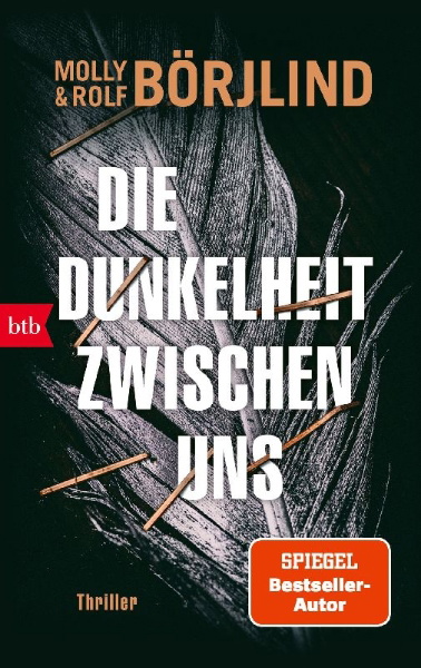 Buchcover und Innenansicht für das Buch: MÖRKRET OSS EMELLAN