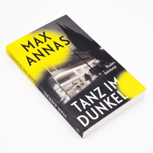 Buchcover und Innenansicht für das Buch: Tanz im Dunkel
