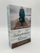 Buchcover und Innenansicht für das Buch: La bibliotecaria de Auschwitz