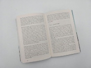 Buchcover und Innenansicht für das Buch: VON WEGEN. Eine Frau allein auf der Via Alpina - 2363 Kilometer zu Fuss von Triest nach Monaco
