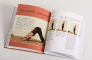 Buchcover und Innenansicht für das Buch: Yoga 50 plus
