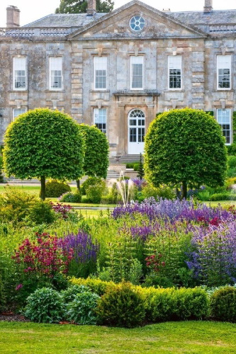 Buchcover und Innenansicht für das Buch: Brilliant English Gardens
