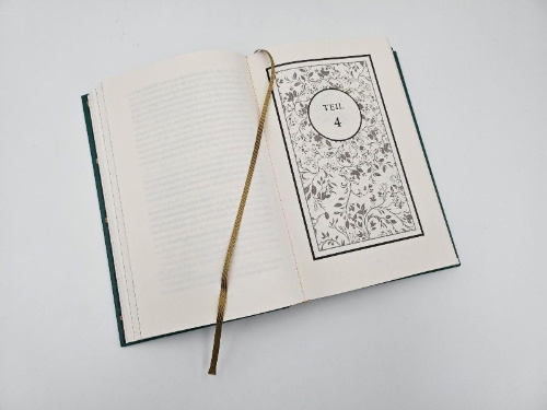 Buchcover und Innenansicht für das Buch: Tress of the Emerald Sea