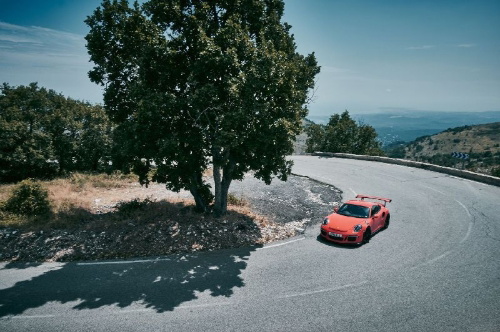 Buchcover und Innenansicht für das Buch: Porsche Escapes