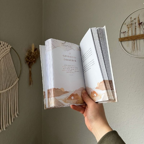 Buchcover und Innenansicht für das Buch: 100 Things God Loves about You