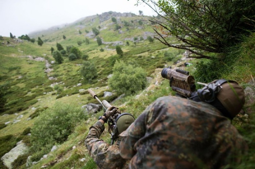 Buchcover und Innenansicht für das Buch: Sniper
