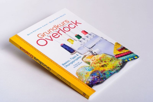 Buchcover und Innenansicht für das Buch: Mon cours de surjeteuse