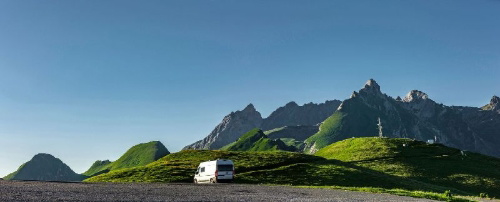 Buchcover und Innenansicht für das Buch: Die ultimativen Roadtrips mit dem Wohnmobil in Europa