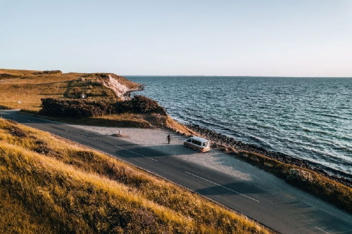Buchcover und Innenansicht für das Buch: Die ultimativen Roadtrips mit dem Wohnmobil in Europa