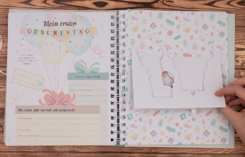 Buchcover und Innenansicht für das Buch: Il Était Une Fois Bébé - Once Upon a Time Baby Album